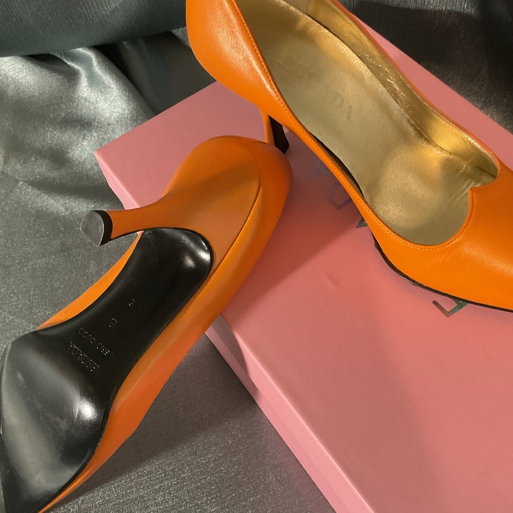 ESCADA orange pumps - Picture 3 of 3